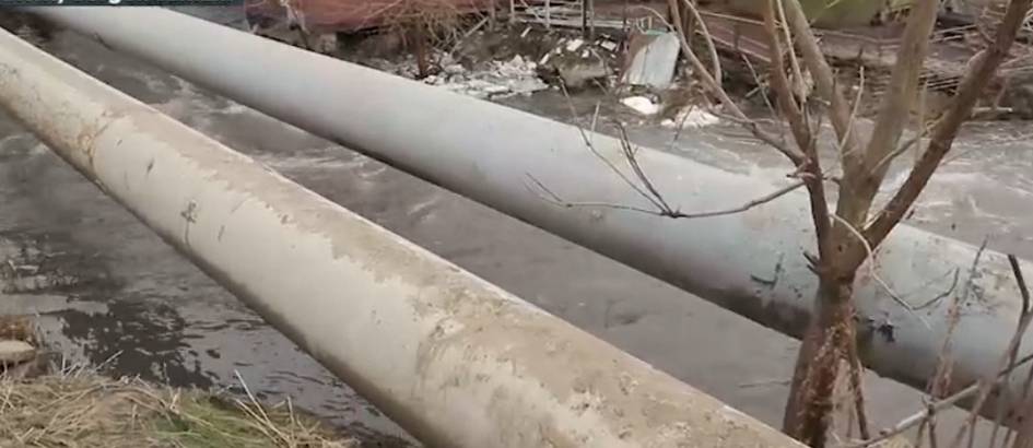 Тошкентда ўқувчилар канални қувур орқали кесиб ўтмоқда, ҳокимлик кўприк қурилишини маълум қилди